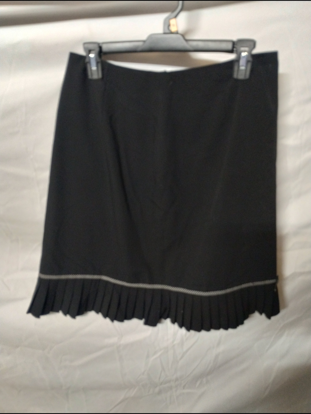 Larry Levine Black Pleated-Hem Midi Skirt
